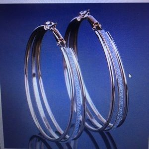 Beautiful gold/silver tones earrings 2 1/4” NWOT